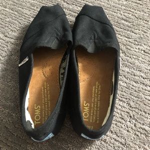 TOMS Black Canvas Women’s Classic in size 8
